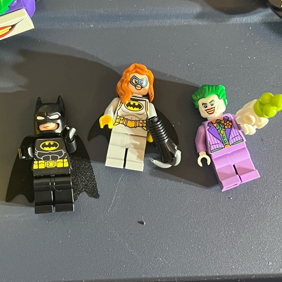 LEGO Batcave Set - Black, Yellow, Green 76272 - Picture 3 of 8